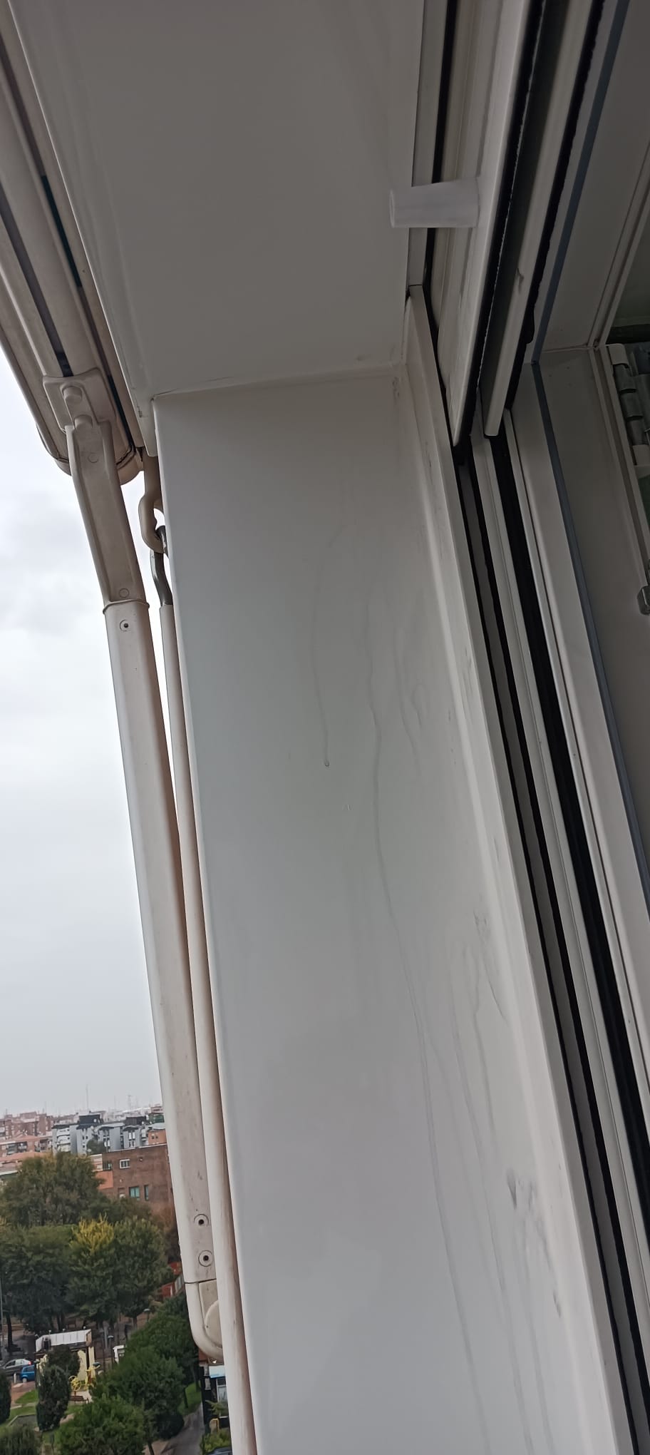 VENTANAS VIVIENDA CON EMBOCADURA DE CHAPA POR LA PARTE EXTERIOR